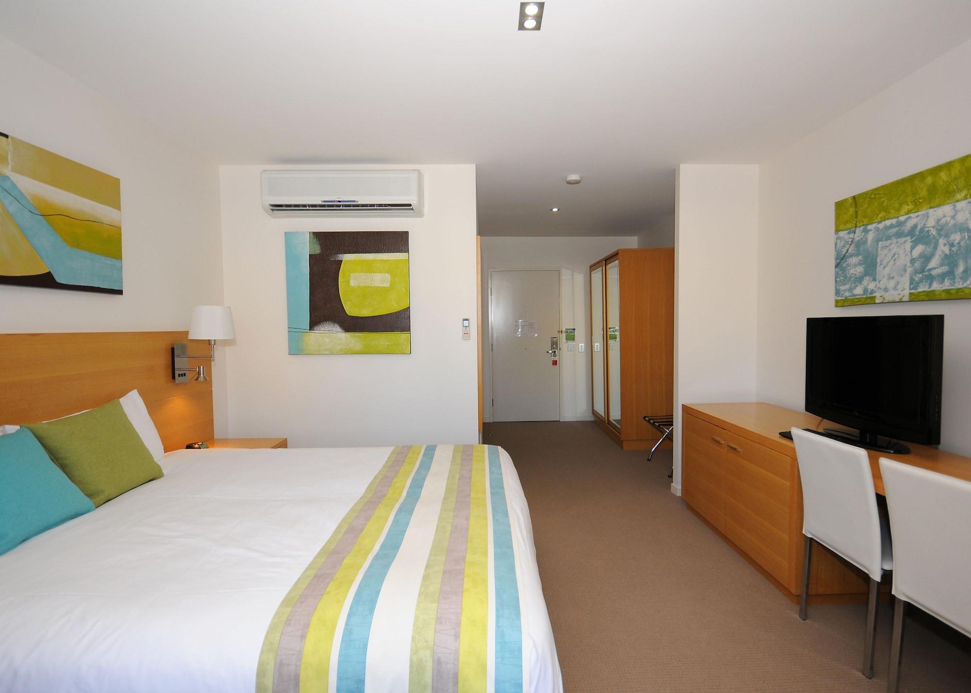 Ramada By Wyndham Hervey Bay Room photo A typical bedroom at the University of Bath