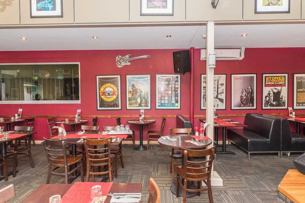 Ramada By Wyndham Hervey Bay Exterior photo Interior of a typical Red Robin restaurant