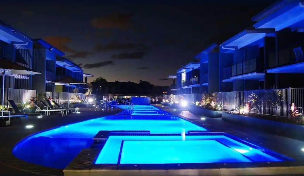 Ramada By Wyndham Hervey Bay Exterior photo The pool at night
