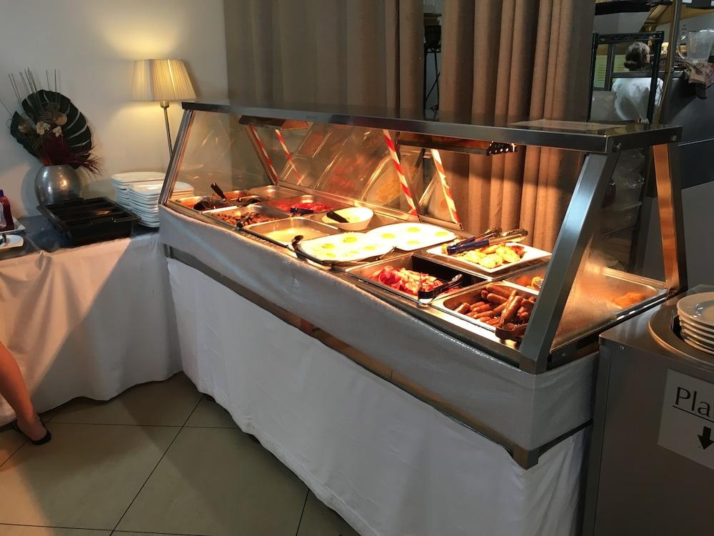 Ramada By Wyndham Hervey Bay Exterior photo A chafing dish buffet
