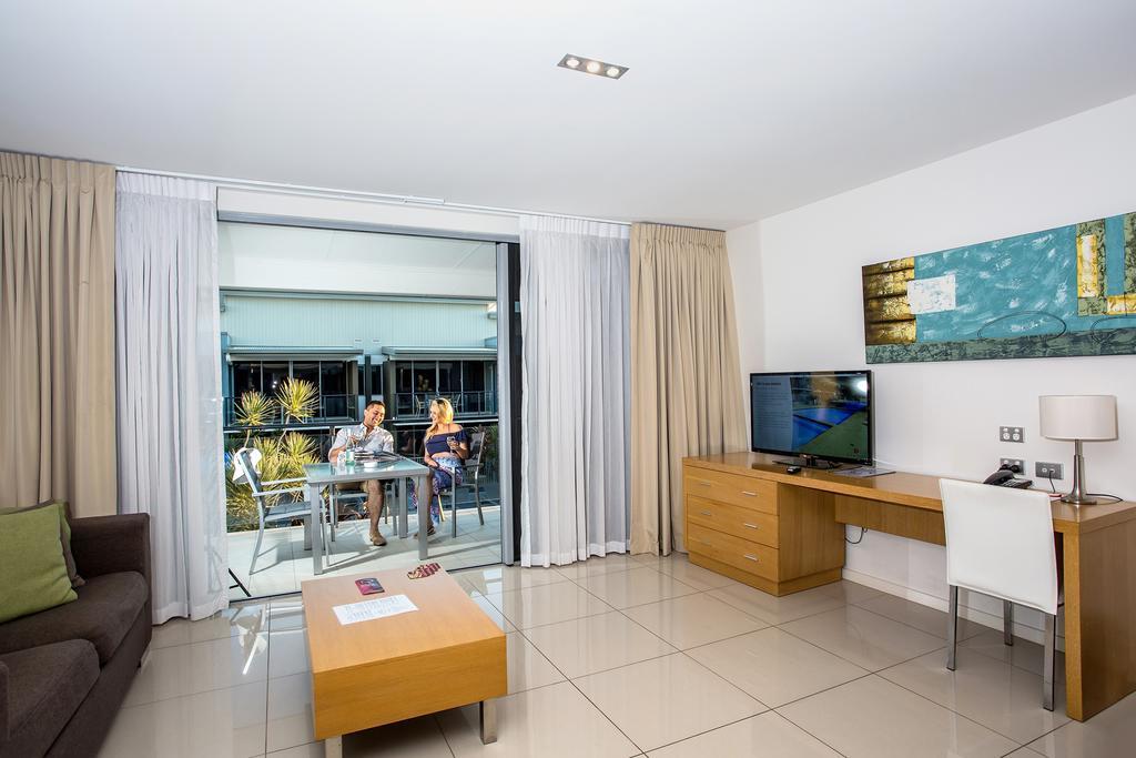 Ramada By Wyndham Hervey Bay Exterior photo A living room in a hotel