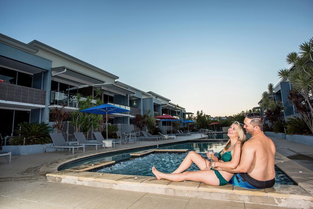 Ramada By Wyndham Hervey Bay Exterior photo A couple at the pool at the Mantra on Jervis Bay