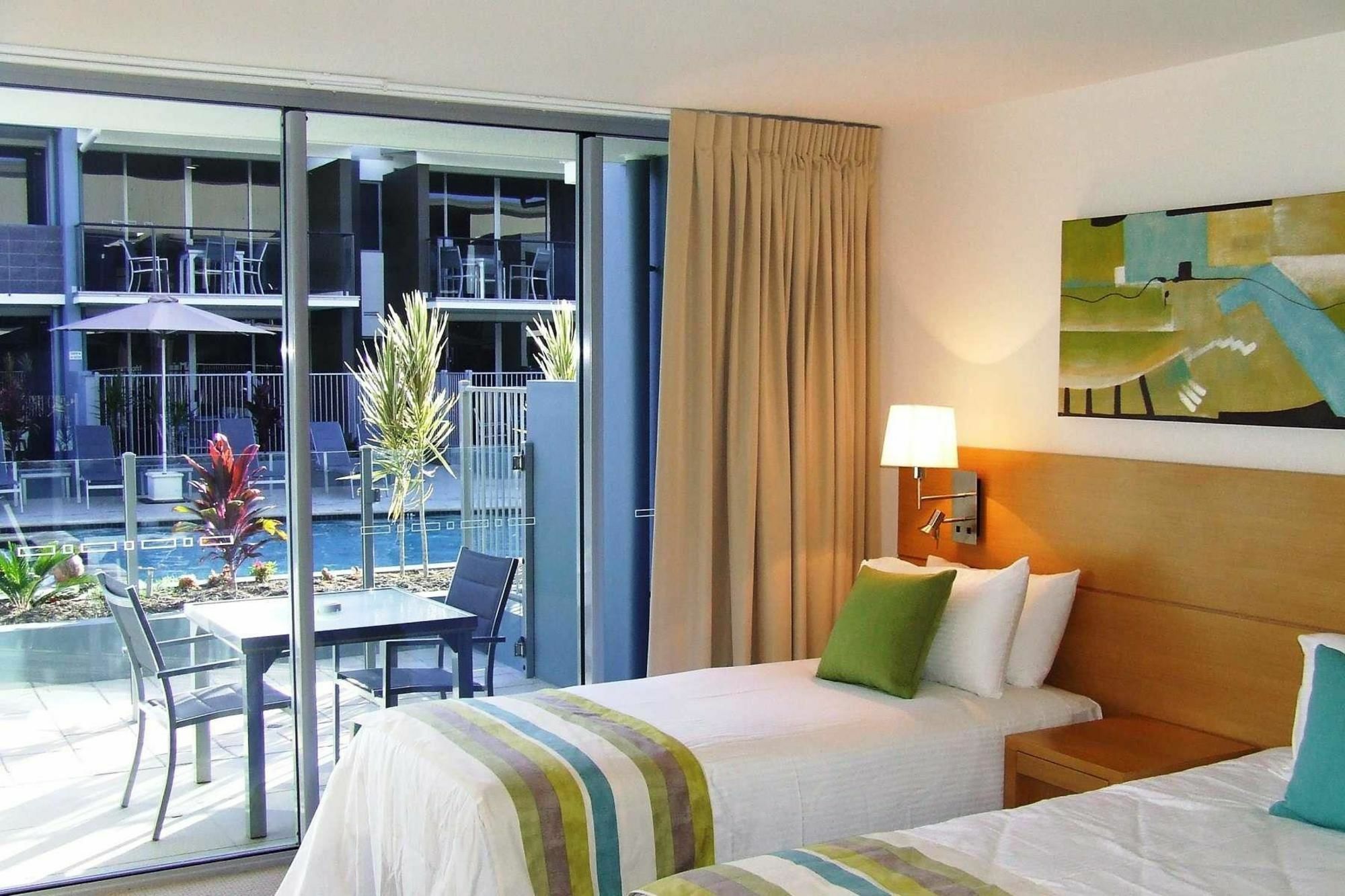 Ramada By Wyndham Hervey Bay Exterior photo A room at the Mantra Crown Towers