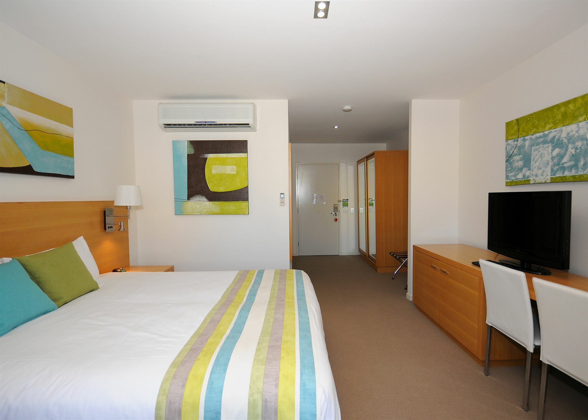 Ramada By Wyndham Hervey Bay Room photo A typical bedroom at the University of Brighton